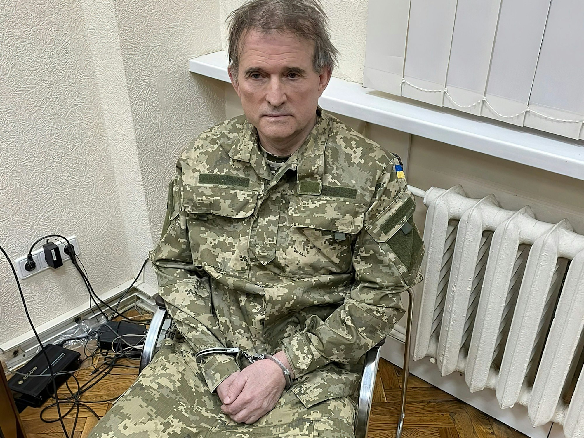 Auf diesem vom Presseamt des ukrainischen Präsidenten zur Verfügung gestellten Bild sitzt der Oligarch Viktor Medwedtschuk, ehemaliger Vorsitzender einer prorussischen Oppositionspartei und enger Vertrauter des russischen Staatschefs Putin, in Handschellen auf einem Stuhl, nachdem er im Rahmen eines Sondereinsatzes des ukrainischen Geheimdienstes SBU festgenommen wurde