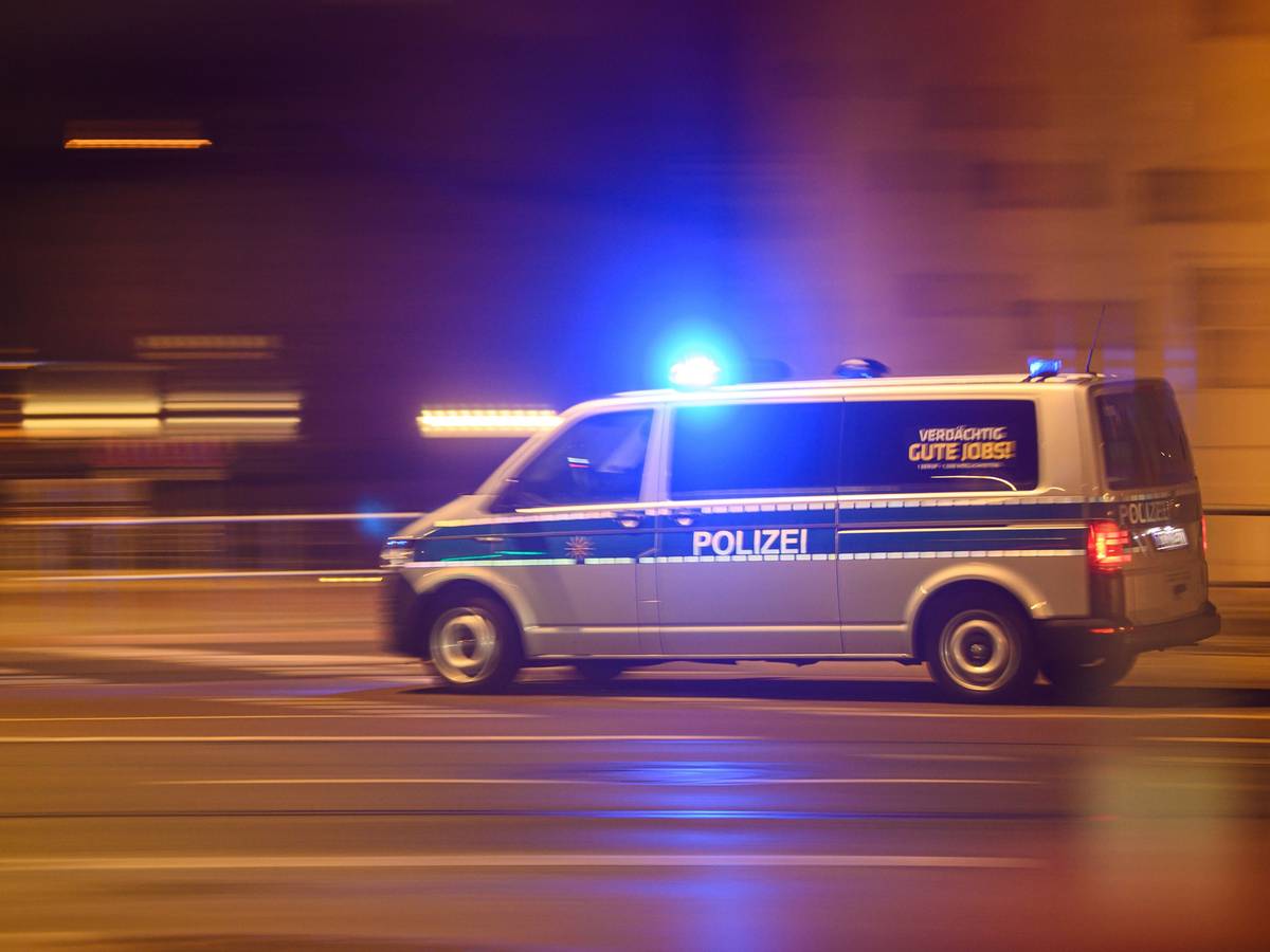Ein Polizeiwagen fährt zu einem Einsatz, wie hier 2020 in Dresden. In der Nacht zu Montag (18. April) nahm die Polizei auf der A1 bei Köln die Verfolgung eines VW Golf auf.