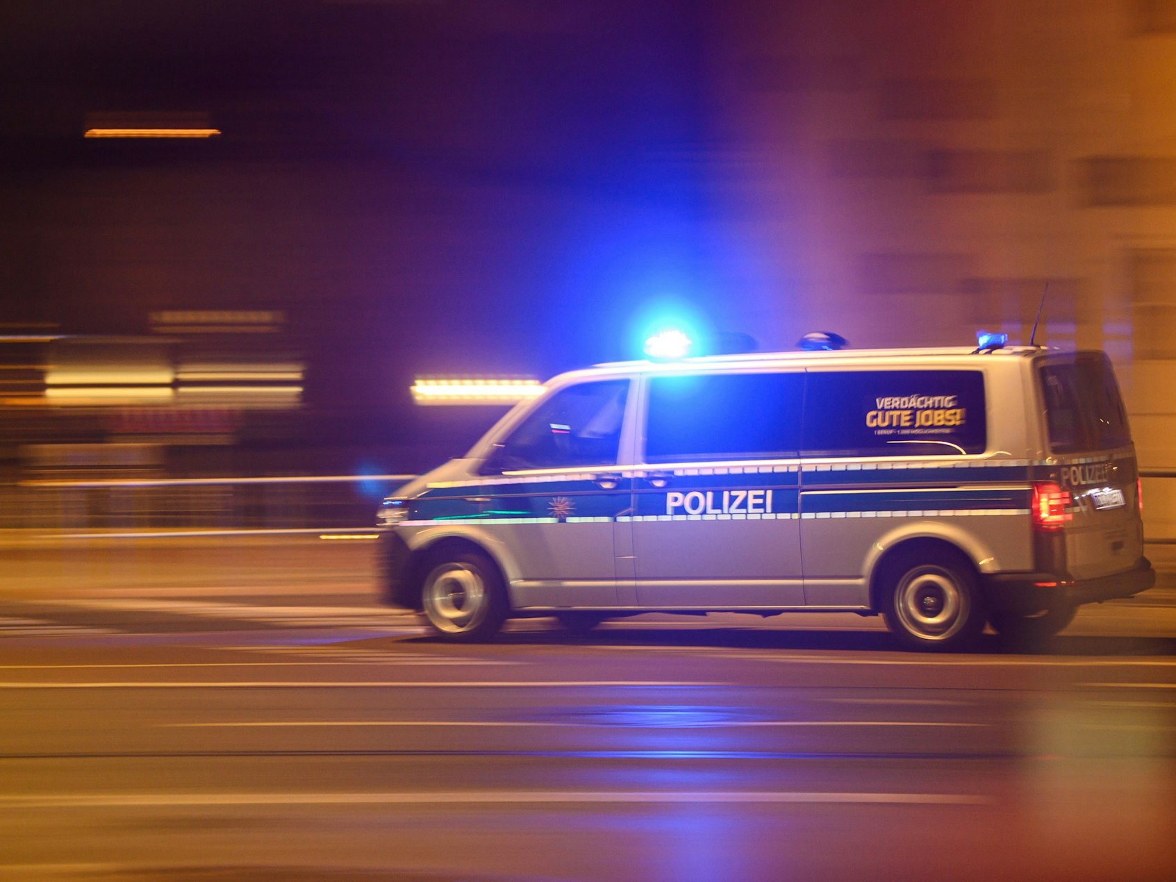 Ein Polizeiwagen fährt zu einem Einsatz, wie hier 2020 in Dresden. In der Nacht zu Montag (18. April) nahm die Polizei auf der A1 bei Köln die Verfolgung eines VW Golf auf.