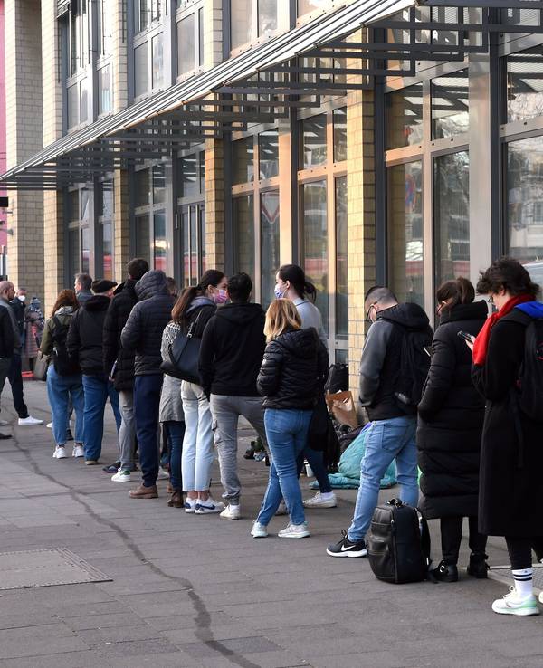 Zahlreiche Menschen warten vor dem Bürgeramt des Bezirksrathauses Lindenthal.