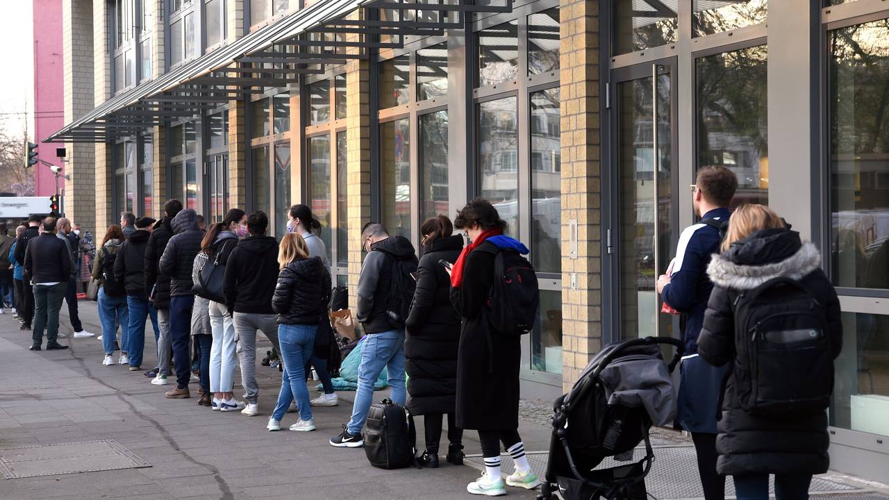 Zahlreiche Menschen warten vor dem Bürgeramt des Bezirksrathauses Lindenthal.