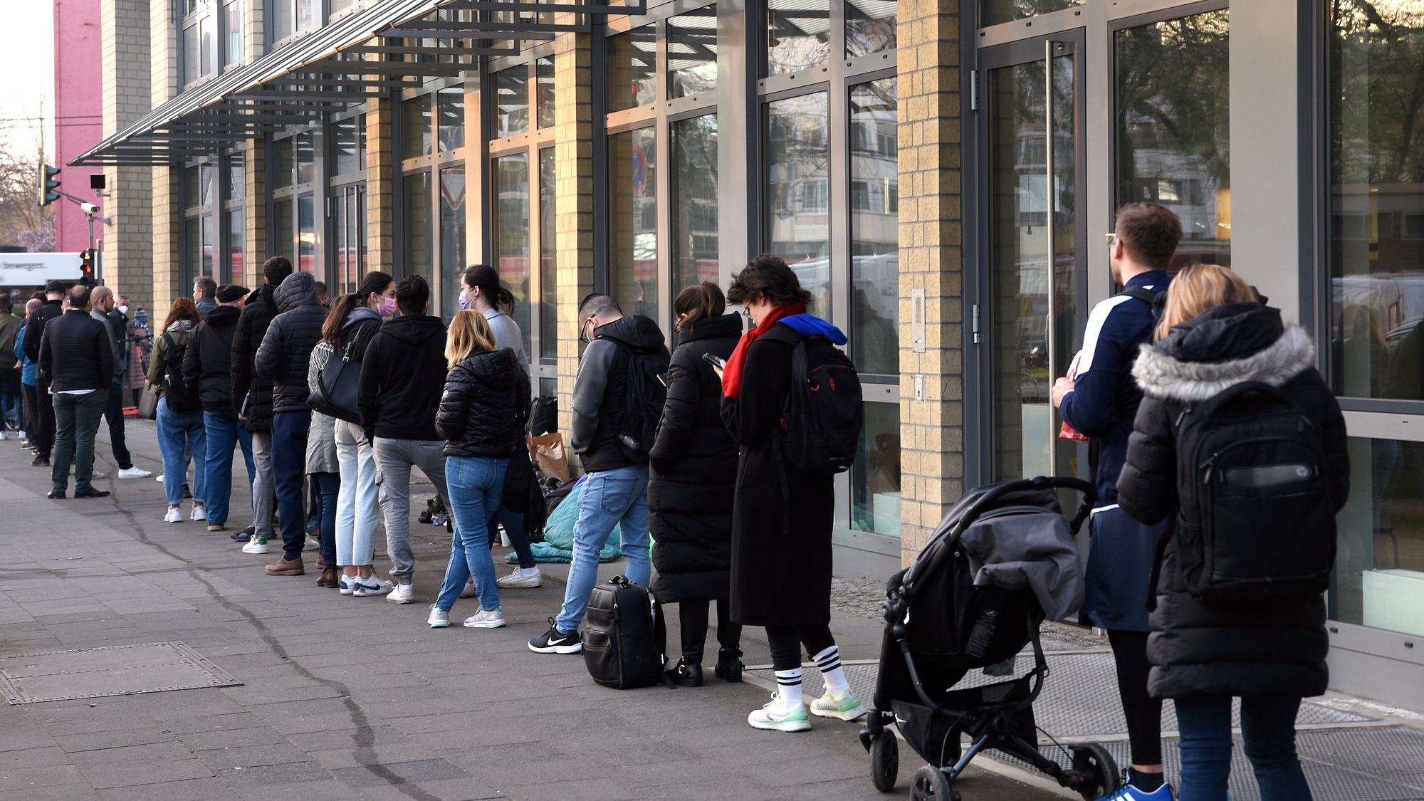 Zahlreiche Menschen warten vor dem Bürgeramt des Bezirksrathauses Lindenthal.