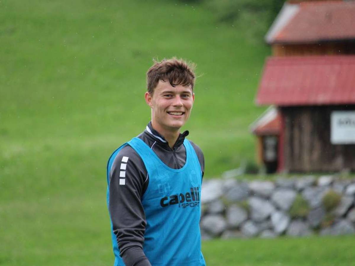 Alexander Höck hat sichtlich Spaß beim Training der Viktoria.
