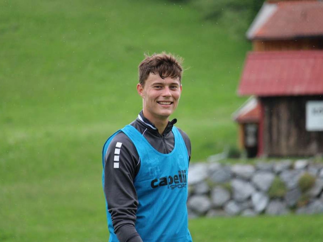 Alexander Höck hat sichtlich Spaß beim Training der Viktoria.