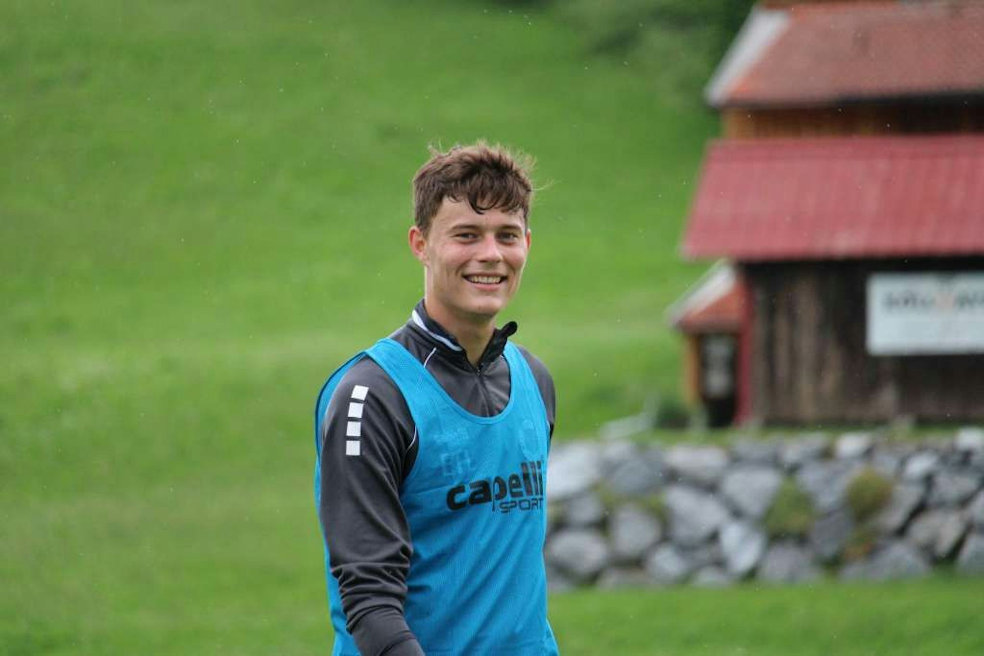 Alexander Höck hat sichtlich Spaß beim Training der Viktoria.