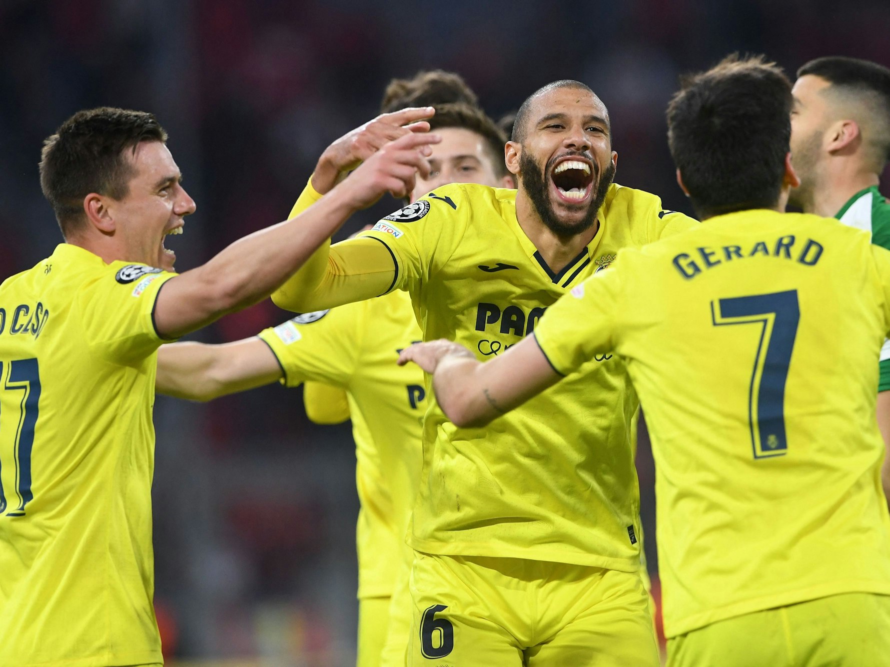 Giovani Lo Celso (L) Etienne Capoue (mitte) und Gerard Moreno vom FC Villarreal feiern auf dem Platz.