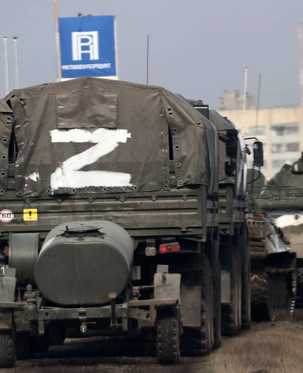 Ein weißes Z prangt auf einem russischen Militärfahrzeug auf der von Russland annektierten ukrainischen Halbinsel Krim.
