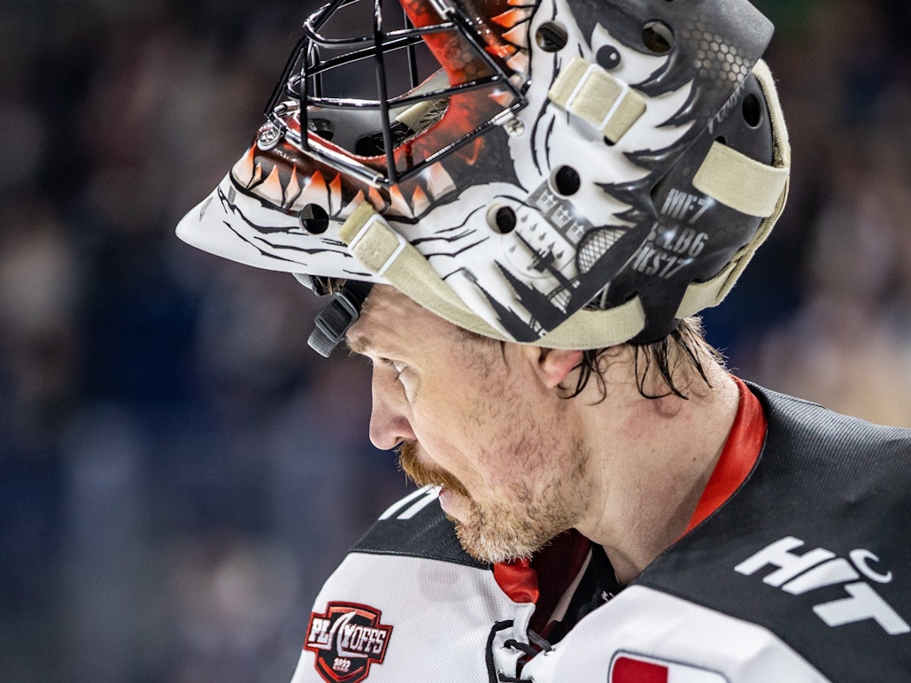 Justin Pogge steht nach dem Spiel gegen die Eisbären Berlin enttäuscht auf dem Eis