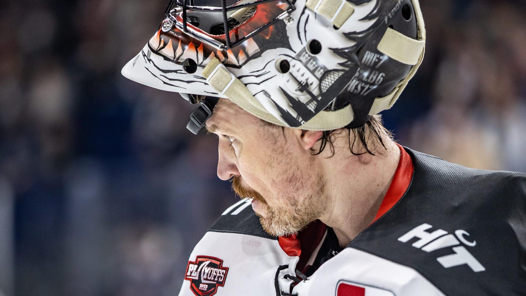 Justin Pogge steht nach dem Spiel gegen die Eisbären Berlin enttäuscht auf dem Eis