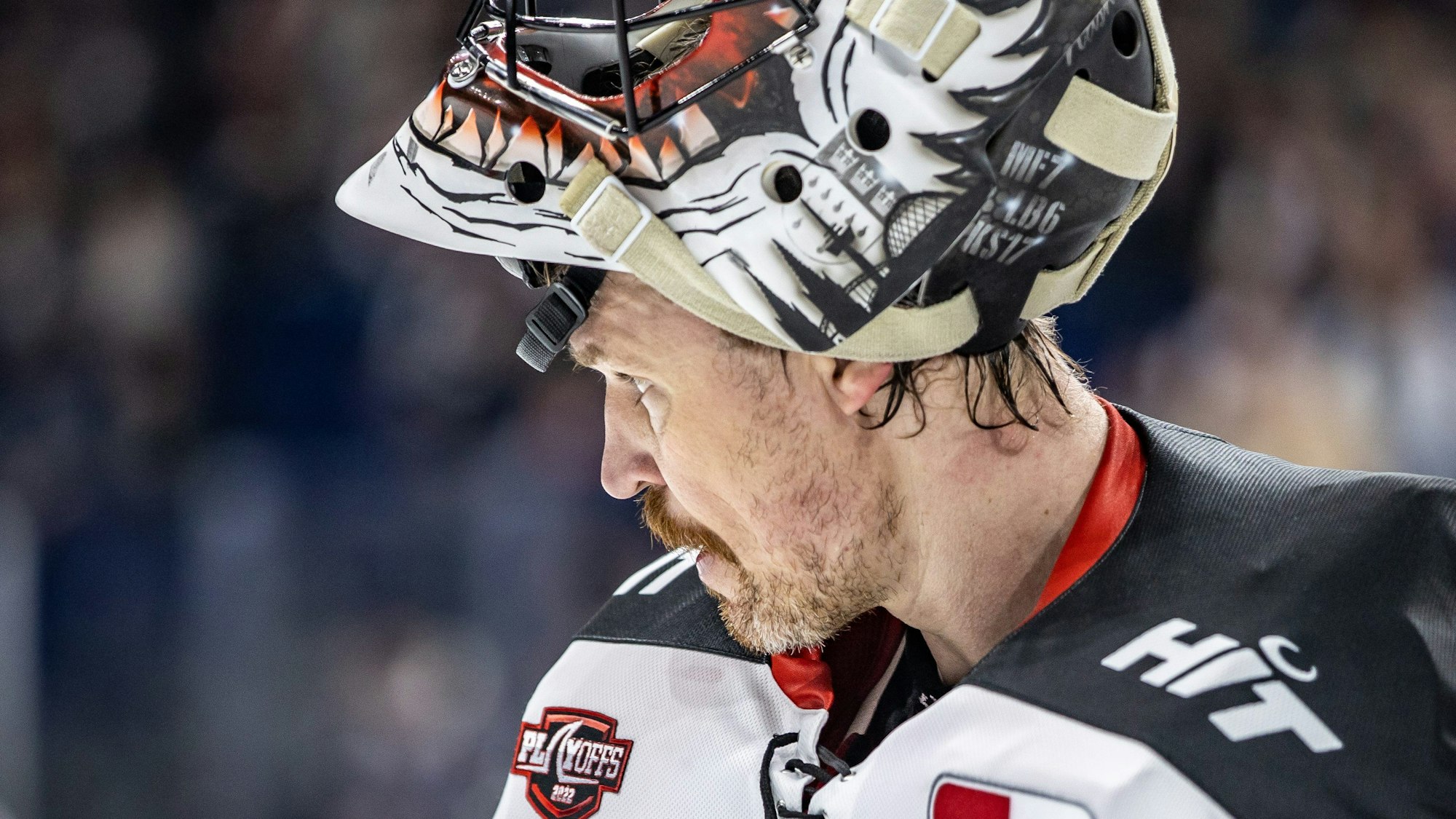 Justin Pogge steht nach dem Spiel gegen die Eisbären Berlin enttäuscht auf dem Eis