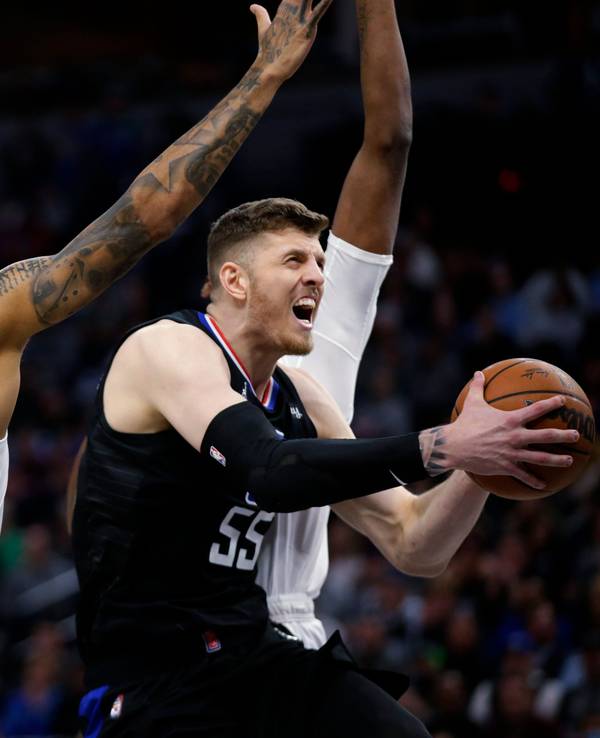 Isiah Hartenstein von den Los Angeles Clippers zieht an guard D'Angelo Russell vorbei zum Korb.