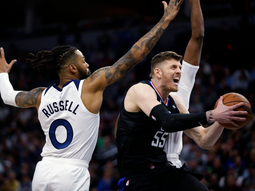 Isiah Hartenstein von den Los Angeles Clippers zieht an guard D'Angelo Russell vorbei zum Korb.