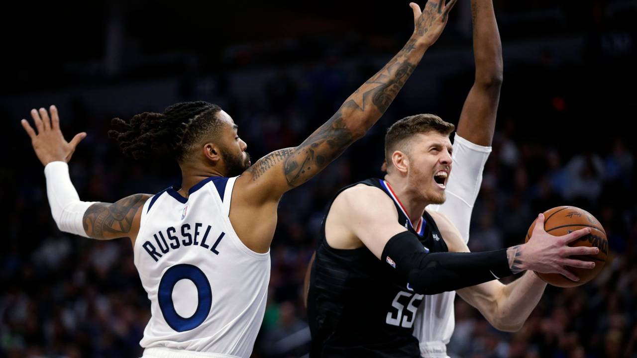 Isiah Hartenstein von den Los Angeles Clippers zieht an guard D'Angelo Russell vorbei zum Korb.