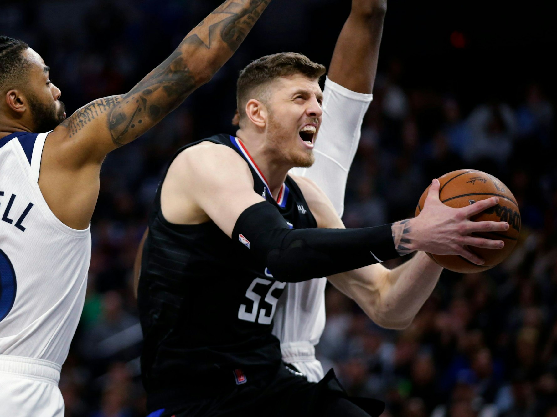 Isiah Hartenstein von den Los Angeles Clippers zieht an guard D'Angelo Russell vorbei zum Korb.