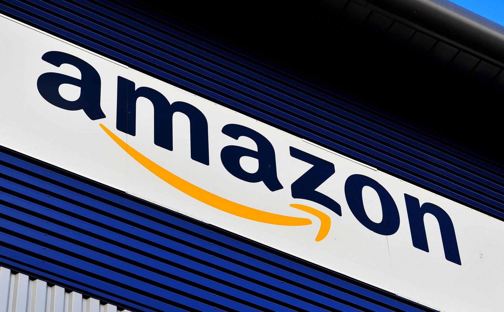 Amazon-Logo in einem Logistikzentrum.