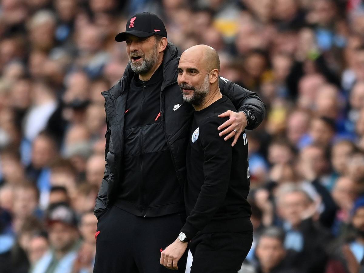 Jürgen Klopp legt einen Arm um Pep Guardiola.