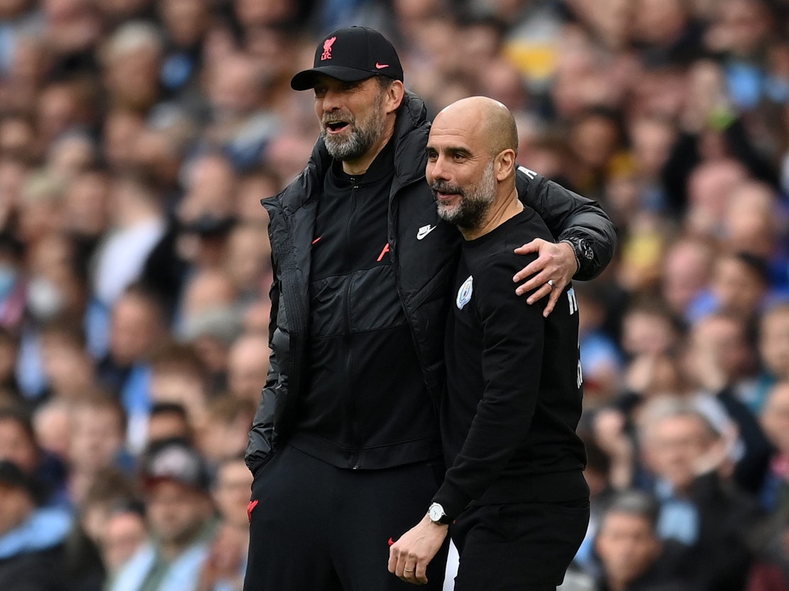 Jürgen Klopp legt einen Arm um Pep Guardiola.
