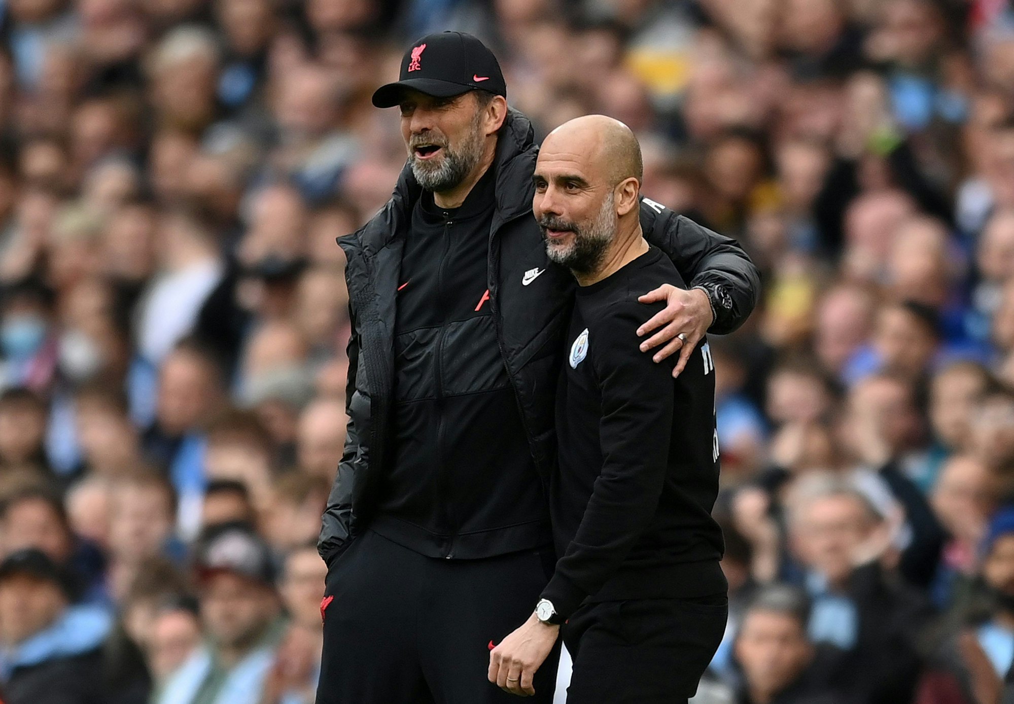 Jürgen Klopp legt einen Arm um Pep Guardiola.