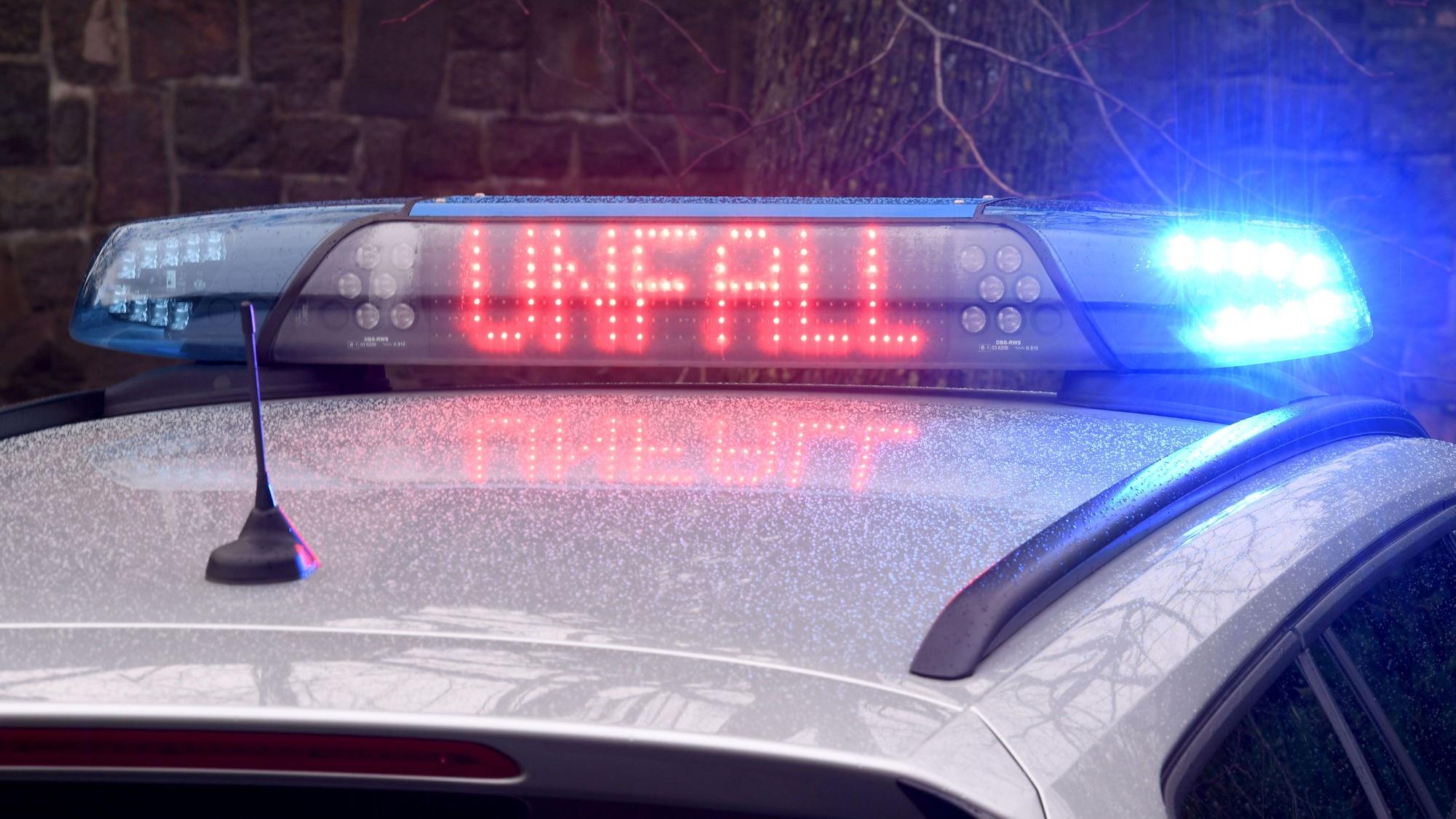 Die Leuchtschrift Unfall ist auf dem Dach eines Streifenwagens der Polizei in Kiel zu sehen.