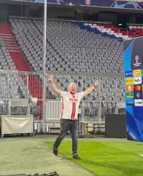 Ein FC-Fan jubelt auf dem Rasen der Allianz-Arena.