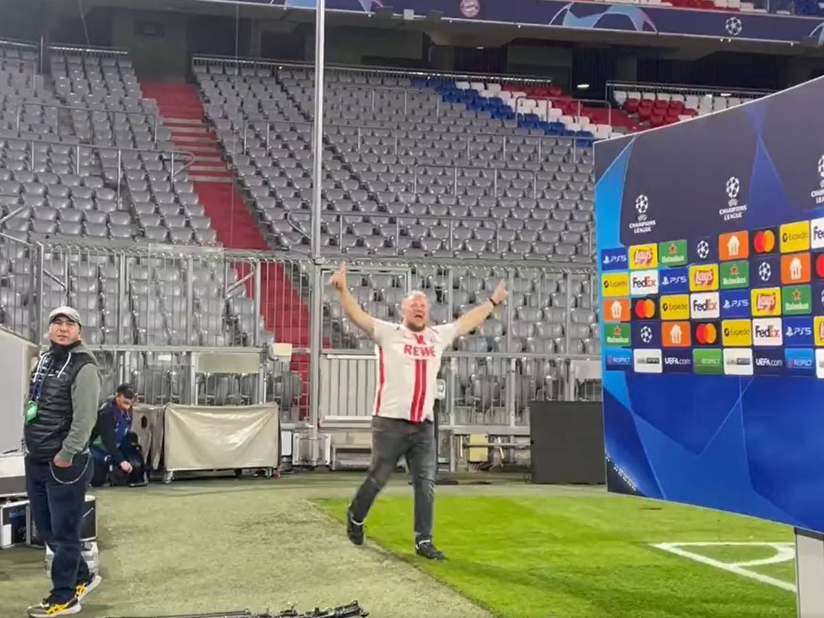 Ein FC-Fan jubelt auf dem Rasen der Allianz-Arena.