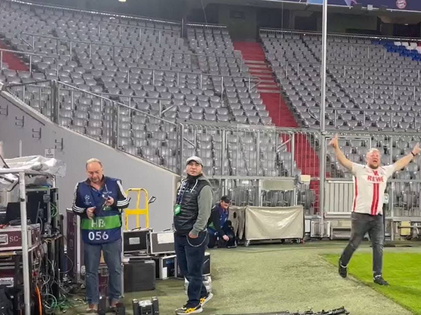 Ein FC-Fan jubelt auf dem Rasen der Allianz-Arena.