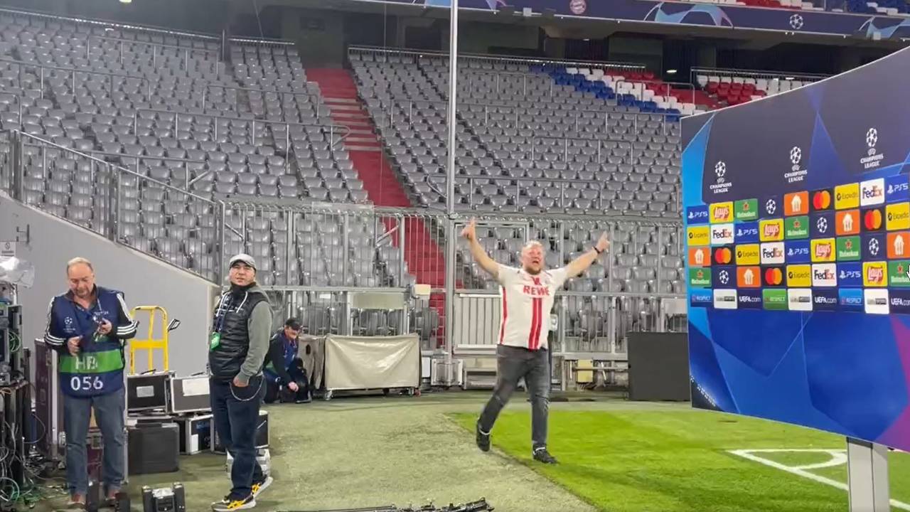 Ein FC-Fan jubelt auf dem Rasen der Allianz-Arena.