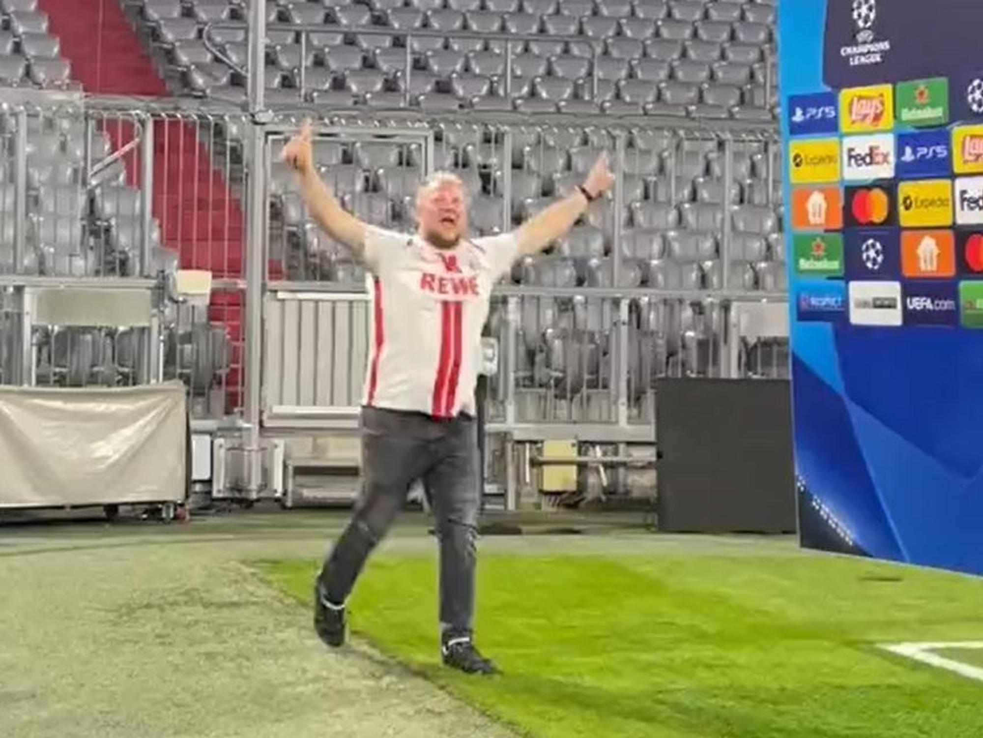 Ein FC-Fan jubelt auf dem Rasen der Allianz-Arena.