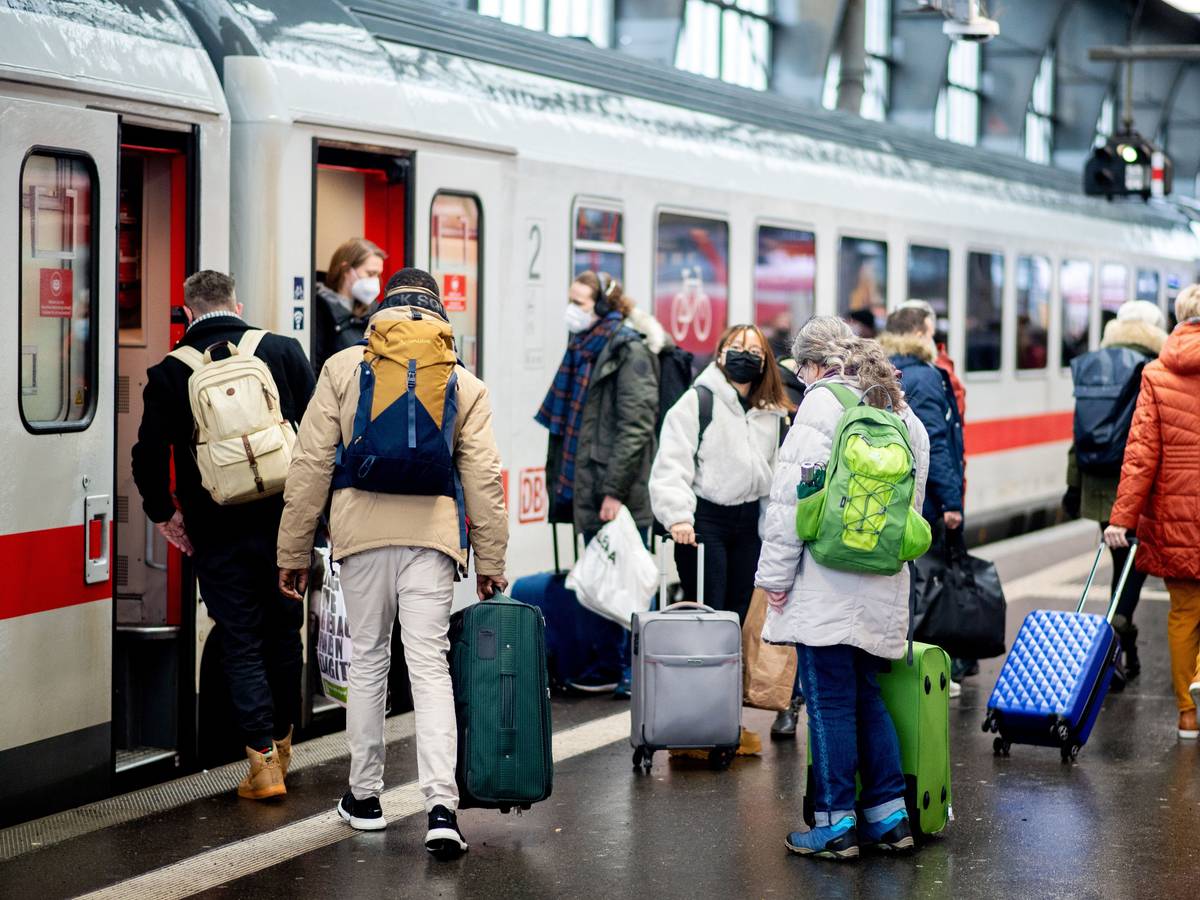 Zahlreiche Reisende steigen an Heiligabend am Hauptbahnhof in einen IC der Deutschen Bahn (DB) ein.