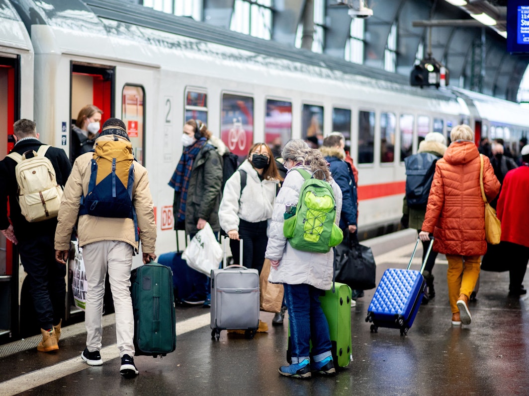Zahlreiche Reisende steigen an Heiligabend am Hauptbahnhof in einen IC der Deutschen Bahn (DB) ein.