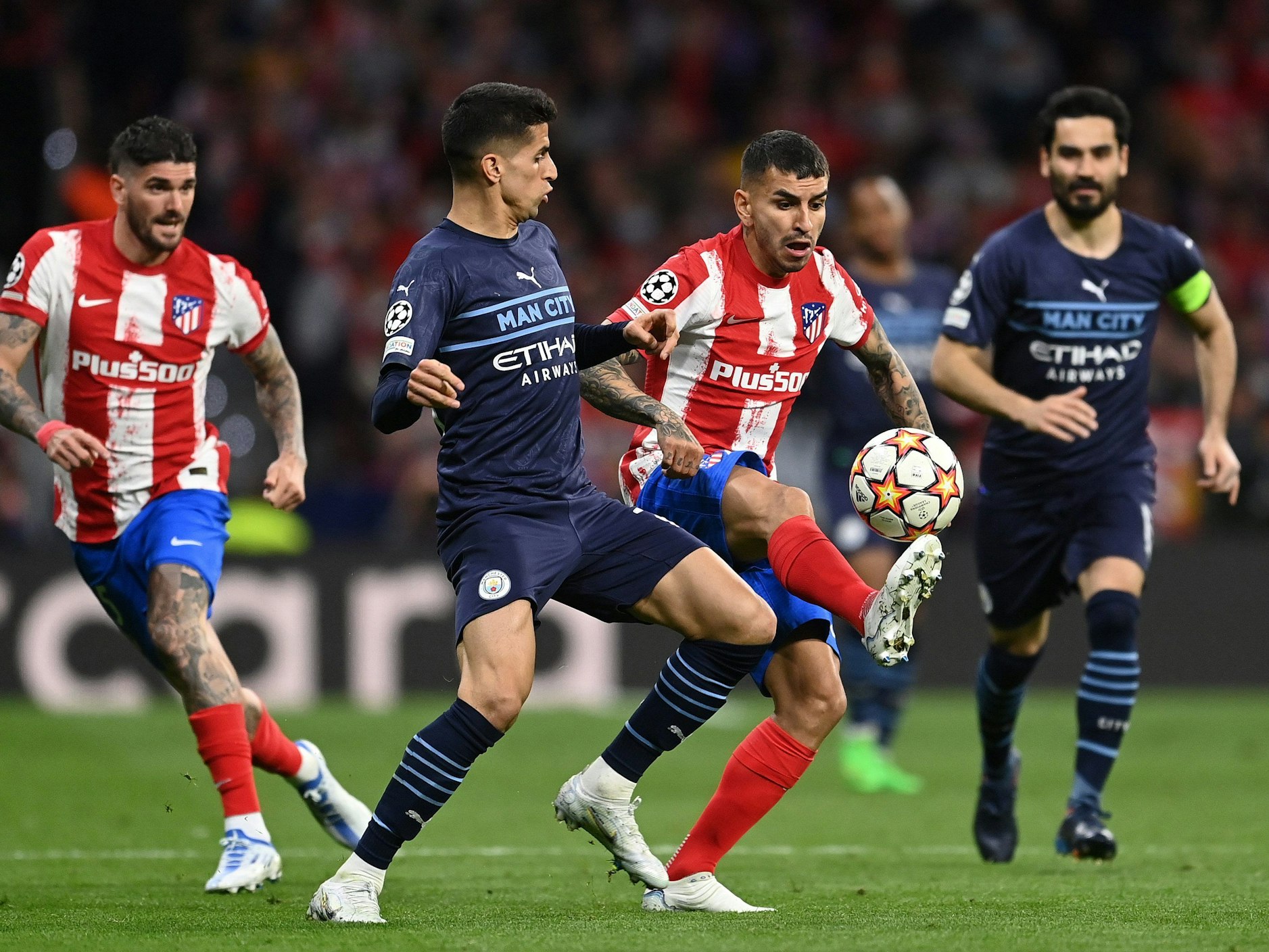 Joao Cancelo (2. v. l.) und Angel Correa (2. v. r.) im Zweikampf.