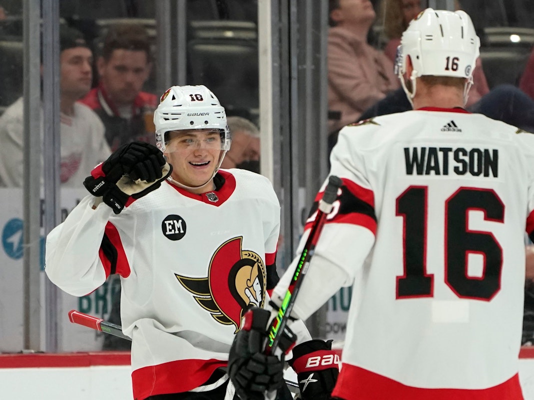 Tim Stützle feiert nach seinem Tor mit Kollege Austin Watson während des Spiels gegen die Detroit Red Wings.