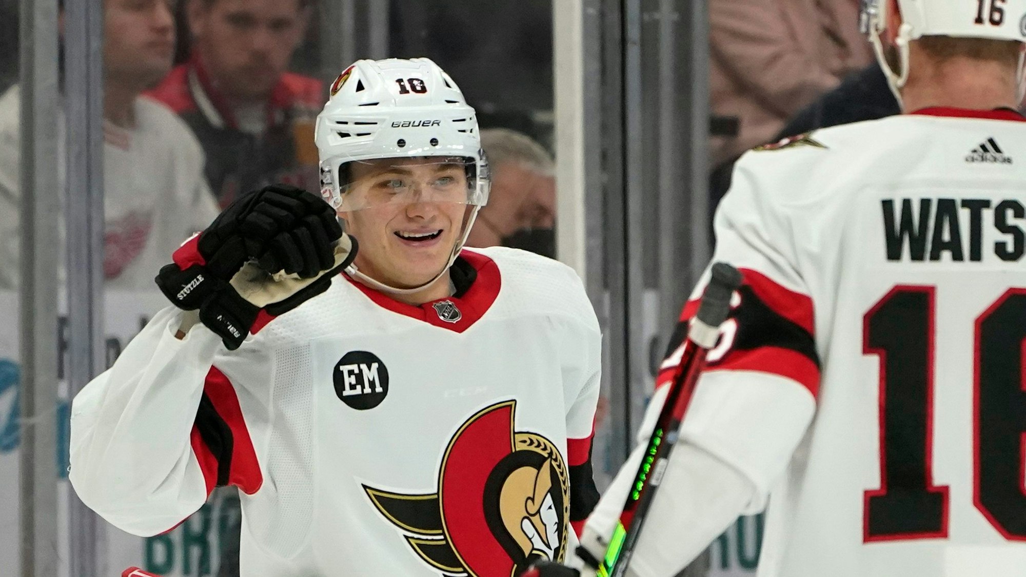 Tim Stützle feiert nach seinem Tor mit Kollege Austin Watson während des Spiels gegen die Detroit Red Wings.