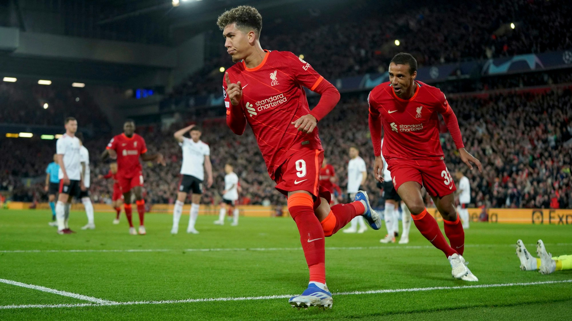 Roberto Firmino bejubelt seinen Treffer gegen Benfica Lissabon.