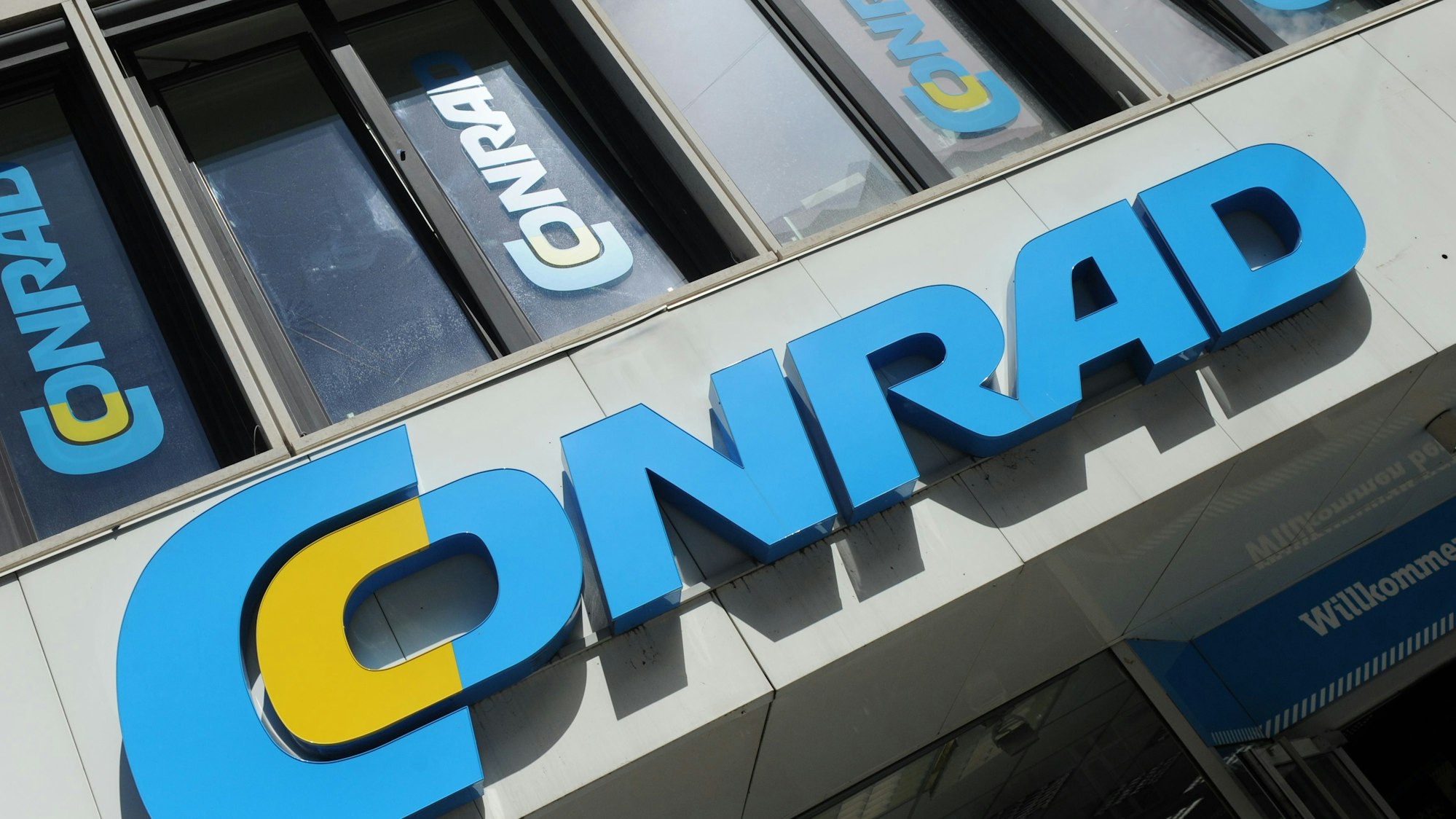 Das Symbolbild zeigt den Schriftzug einer Conrad-Filiale und ist vom 28. August 2012.