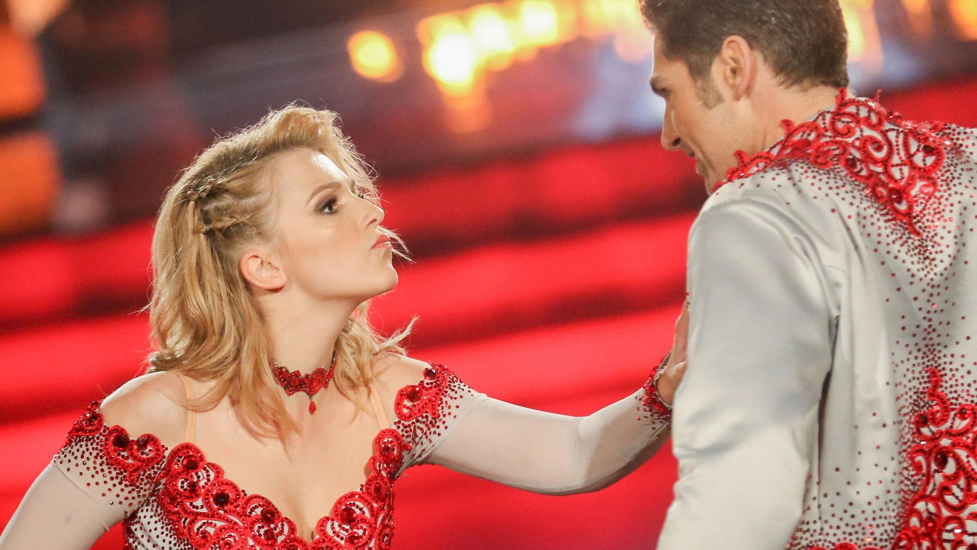 Schauspielerin Iris Mareike Steen und Profitänzer Christian Polanc tanzen am 23. März 2018 in der RTL-Tanzshow „Let’s Dance“.