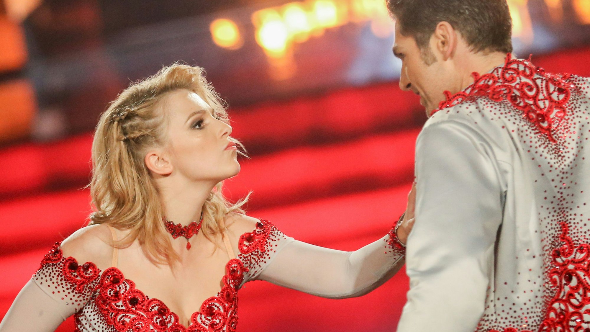 Schauspielerin Iris Mareike Steen und Profitänzer Christian Polanc tanzen am 23. März 2018 in der RTL-Tanzshow „Let’s Dance“.