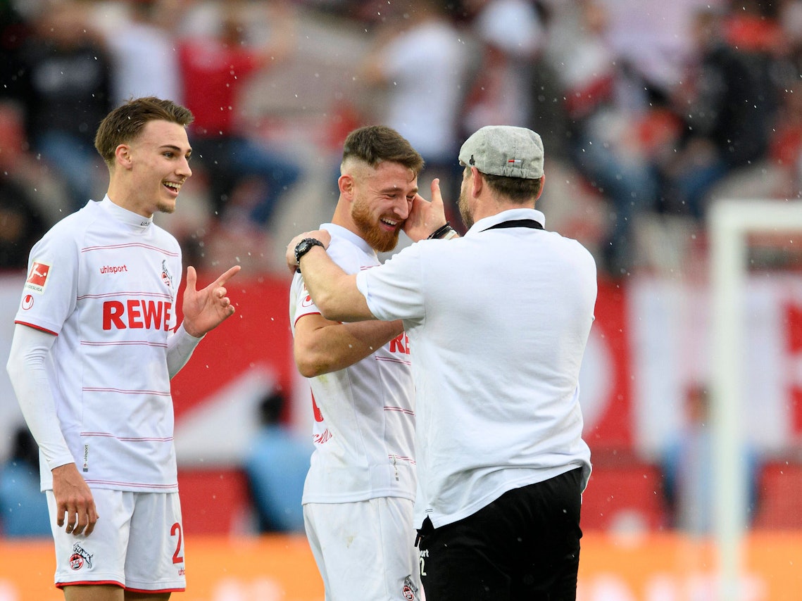 Steffen Baumgart tätschelt Salih Özcan nach dem Sieg gegen Mainz.