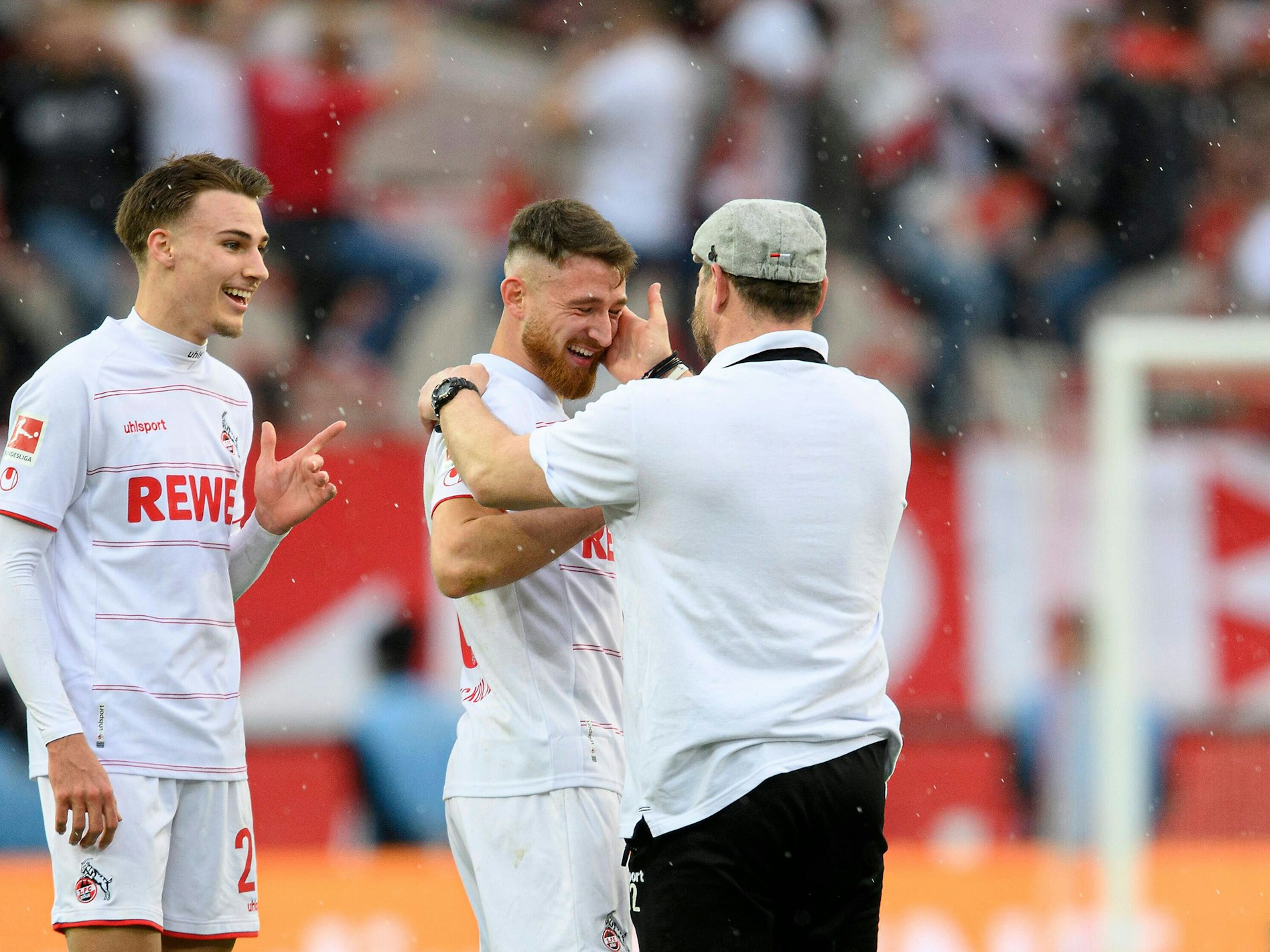 Steffen Baumgart tätschelt Salih Özcan nach dem Sieg gegen Mainz.