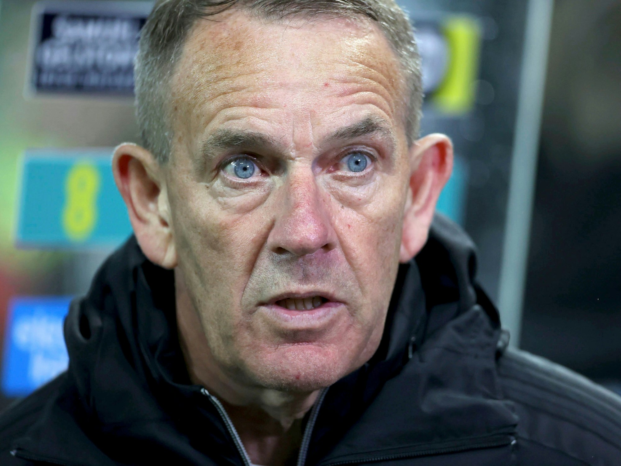 Kenny Shiels spricht in einem Interview nach dem WM-Qualifikationsspiel gegen England.