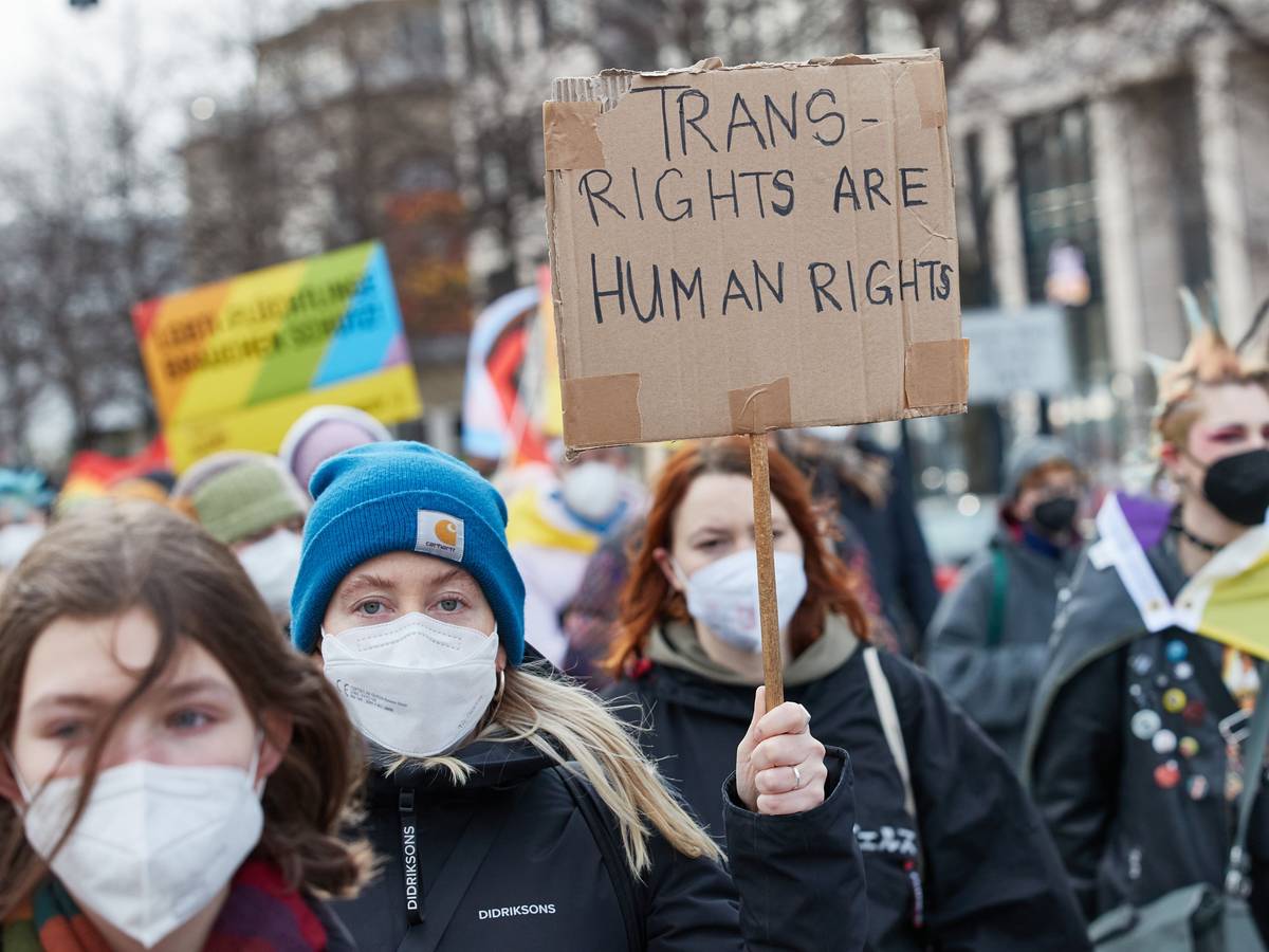 Eine Teilnehmerin hält auf einer Demonstration in Hamburg ein Transparent mit der Aufschrift „Transrights are human rights“.
