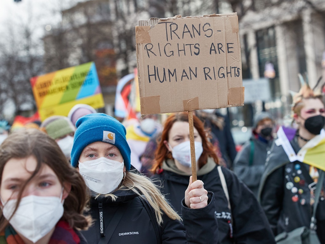 Eine Teilnehmerin hält auf einer Demonstration in Hamburg ein Transparent mit der Aufschrift „Transrights are human rights“.