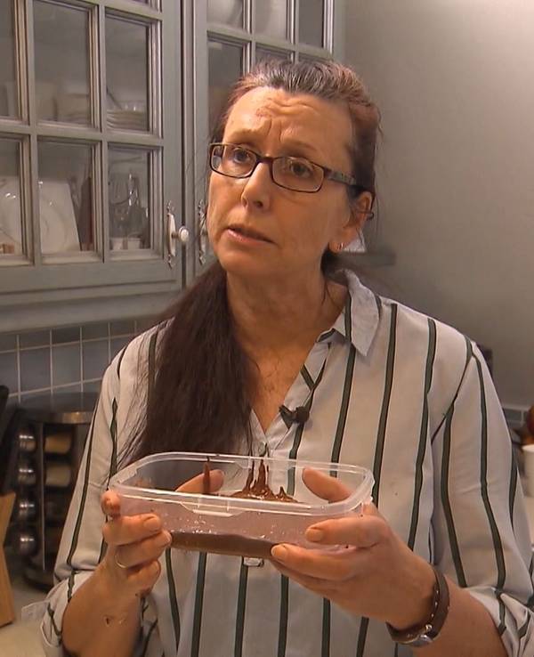 Mit ihrer Mousse au Chocolat ist Petra nicht ganz zufrieden.