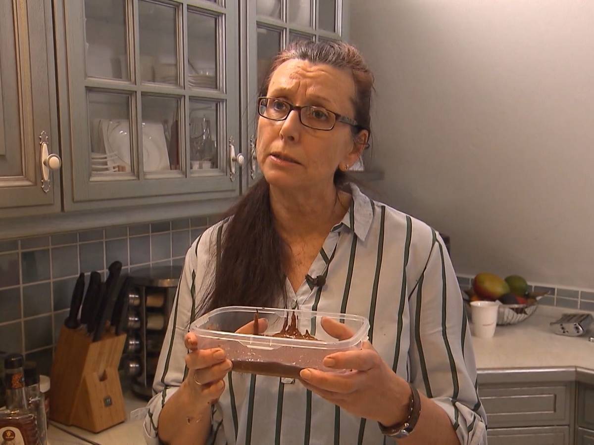 Mit ihrer Mousse au Chocolat ist Petra nicht ganz zufrieden.