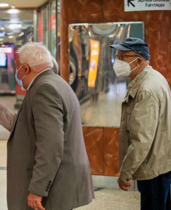 Ein Mann am Ticketautomat am Neumarkt in Köln. Das neue Neun-Euro-Ticket soll Kölner und Kölnerinnen im Nahverkehr helfen.