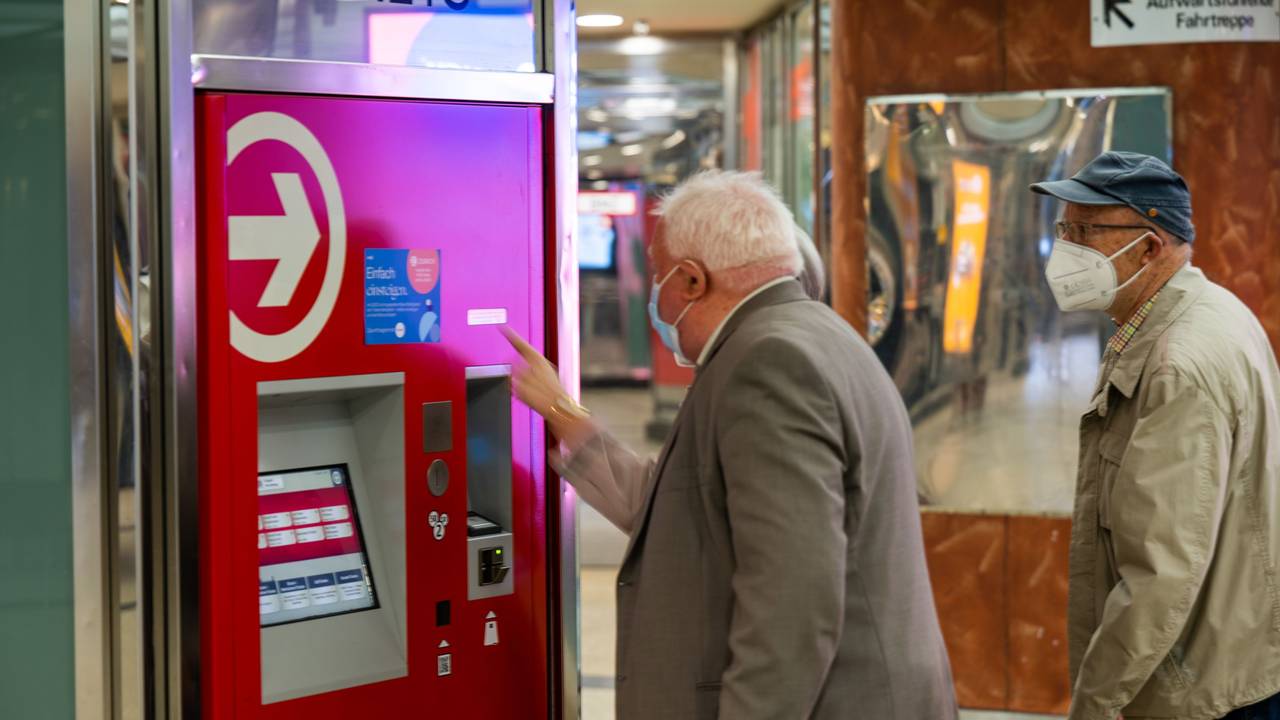 Ein Mann am Ticketautomat am Neumarkt in Köln. Das neue Neun-Euro-Ticket soll Kölner und Kölnerinnen im Nahverkehr helfen.