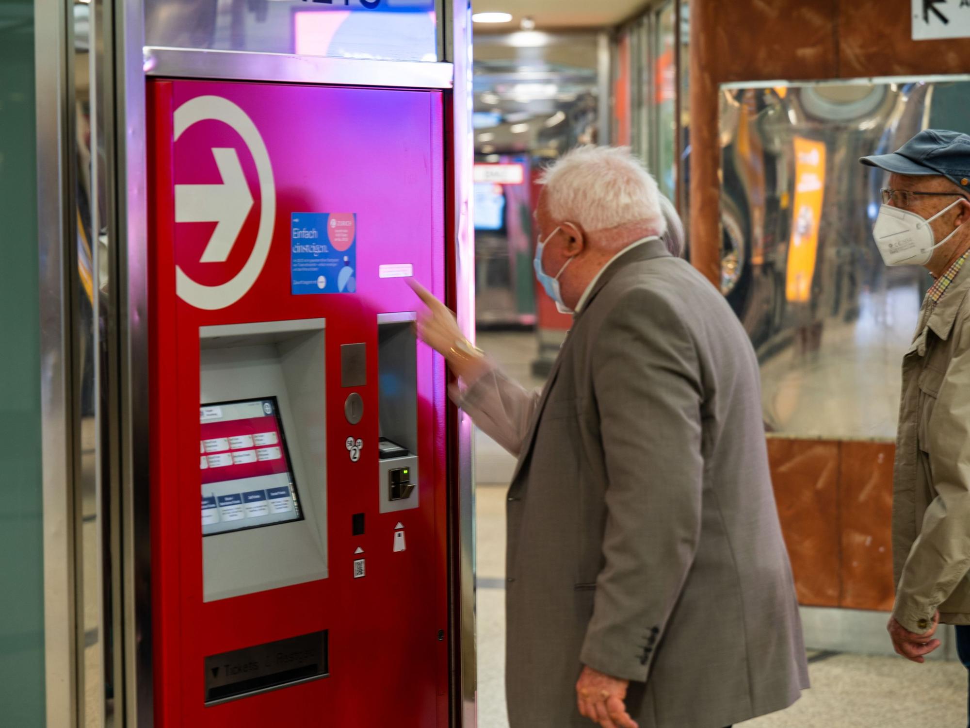Ein Mann am Ticketautomat am Neumarkt in Köln. Das neue Neun-Euro-Ticket soll Kölner und Kölnerinnen im Nahverkehr helfen.