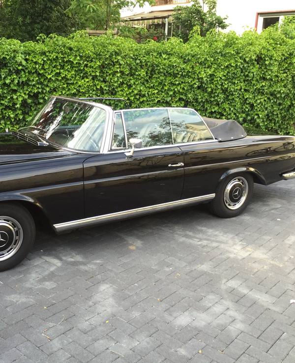 Dieser Mercedes-Oldtimer wurde in Köln-Lindenthal aus einer Tiefgarage gestohlen.