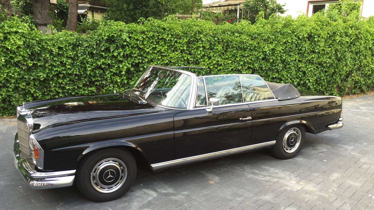 Dieser Mercedes-Oldtimer wurde in Köln-Lindenthal aus einer Tiefgarage gestohlen.