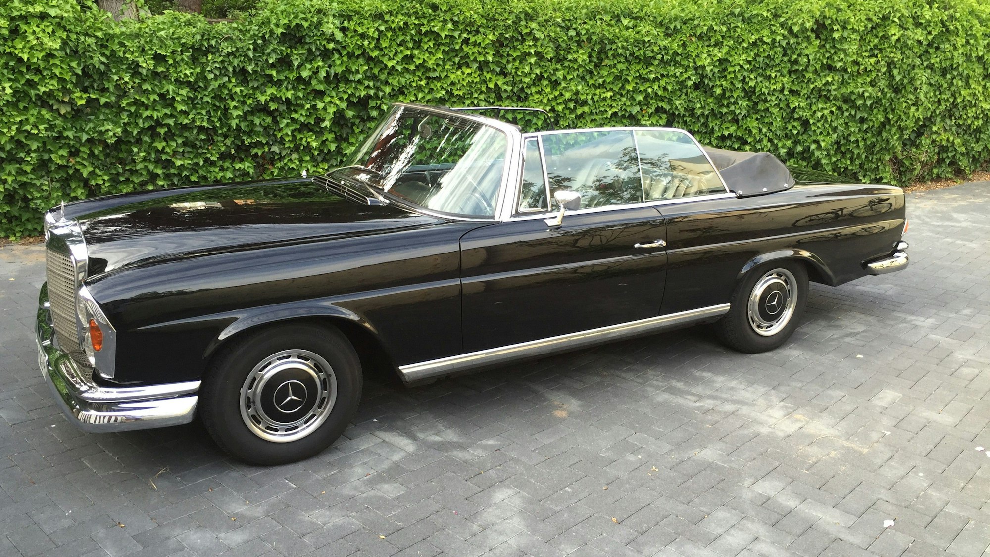 Dieser Mercedes-Oldtimer wurde in Köln-Lindenthal aus einer Tiefgarage gestohlen.